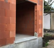 Seuils posés en attendant les menuiseries.