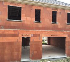 Seuils posés en attendant les menuiseries.