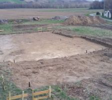 Et voila , apr&eacute;s 3 jours de minipelle, le decaissement est termin&eacute;. 
Tout les angles sont implant&eacute;,  reste plus qu'a tracer les fondations et les creuser.

mais il annonce de la pluie dans deux jours donc petites pause.