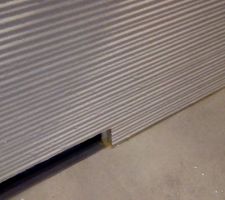 Zoom (mauvaise qualit&eacute; d&eacute;sol&eacute;e) sur joint epoxy weber jaunissant (teinte gris clair &agrave; la base).