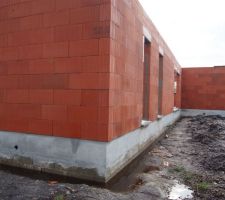 Pourquoi l'enduit hydrofuge ne couvre pas la totalité des parpaings de fondation??