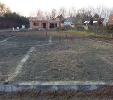 3 rangs, canalisations et blocage terminés. Reste la dalle.