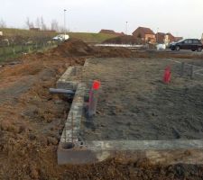 3 rangs, canalisations et blocage terminés. Reste la dalle.