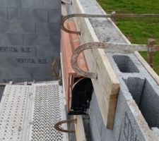 Encadrement volet roulant fait. B&eacute;ton coul&eacute;e dans les vertical bloc.