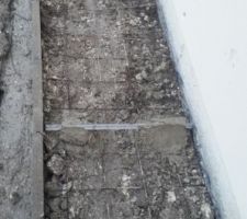 Dalle en béton le long de la maison