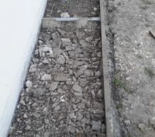 Dalle en béton le long de la maison