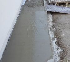 Dalle en béton le long de la maison