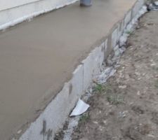 Dalle en béton le long de la maison