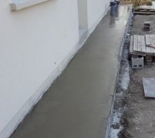 Dalle en béton le long de la maison