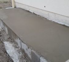 Dalle en béton le long de la maison