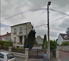 Voici notre terrain il juste à côté de la maison haute, c'est une division mais faut détruire le garage accole à la maison et les haies