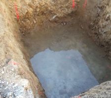 Emplacement de la future cave à vins, 2.5m de profondeur. Je ne suis pas certain que la présence d'eau au fond du trou soit une bonne nouvelle.