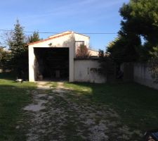 L'ancien garage d&eacute;moli et le puits qui est maintenant &agrave; ras du sol