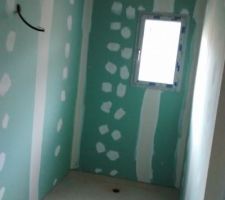 Salle de bain avec les joints de fait