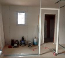 Mise en place des rails. début des cloisons et pose des encadrements des portes (cellier et au fond le garage)