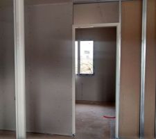 Mise en place des rails. début des cloisons et pose des encadrements des portes (le bureau)