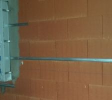 Rails pour le maintient de la laine de verre