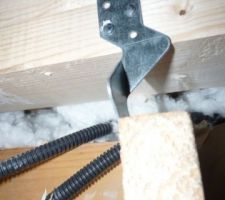 Attache bas des fermettes aux poutres du solivage