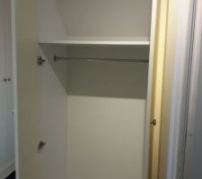 Placard sous escaliers :côté penderie