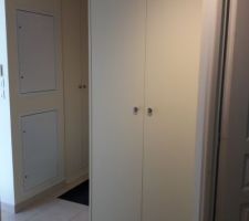 Placard sous escaliers côté penderie fermé