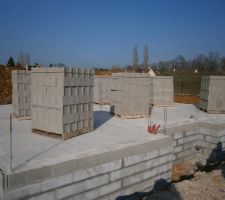 Arrivage des parpaings sur le chantier avec début d'élévation des murs lundi !