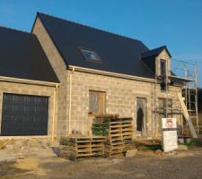 Vue de face!!! 
Les menuiseries en alu sont posées (gerbière   fenêtres). 
On a choisi une porte de garage sectionnelle grise (pour aller avec les fenêtres alu)NON motorisée: ça coûte mois cher de le faire poser nous même...
Enfin on est impatient de voir la porte d'entrée Châteaubriant encore cachée derrière les plastiques!