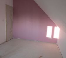 Un mur de couleur rose pour la chambre de notre fille, le reste en blanc velouté satiné
