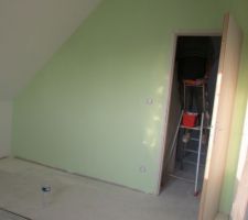 Un mur de couleur vert pastel pour la chambre de notre fils, le reste en blanc velouté satiné