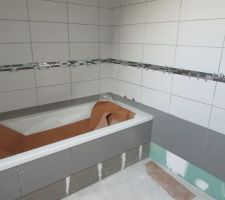 La faïence dans la Salle de bain : carreaux gris claire et gris anthracite avec une mosaïque chromé