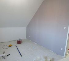 Mur de peinture dans la chambre parentale : gris beige clair