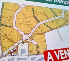 Voici le plan du lotissement, notre future parcelle se trouve tout en haut à droite, c'est la numéro 14 en forme de triangle.