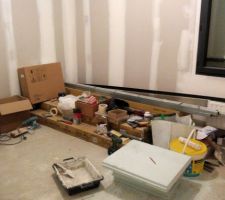 Notre future chambre sert d'atelier pour le moment.