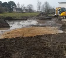 Début du terrassement, bon il y a de l'eau