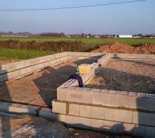 Les premiers rangs de parpaings