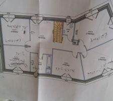 L'étage comprend 5 chambres et une mezzanine : nous voulons que les 5 chambres aient des surfaces  - égales