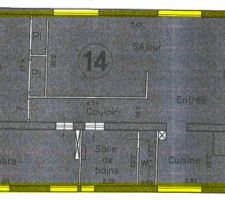 En jaune fluo ce sont les limites de la terrasse posée sur le toit de l'appartement.
L'accès se fait par l'escalier a droite sur le plan.