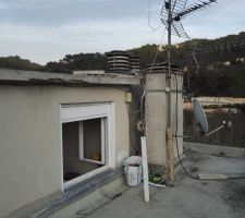 L'accès actuel a la terrasse, il sera agrandi par la suite avec la création de marches à l'intérieur de la pièce.