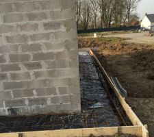 Pr&eacute;paration des trottoir autour de la maison.