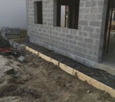 Pr&eacute;paration des trottoir autour de la maison.