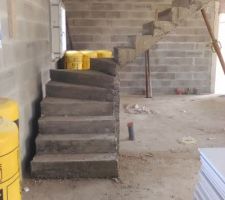 Escalier beton, on s'attendait a du brut, mais quand même mieux fini