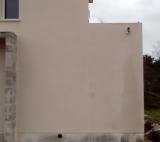 Coulures d'eau pluviale sur enduit