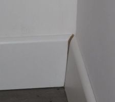 Plinthes en bois (ou presque :-) ): angle :-(