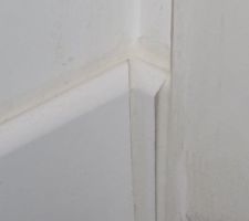 Plinthes en bois (ou presque :-) ): angle avec joint acrylique