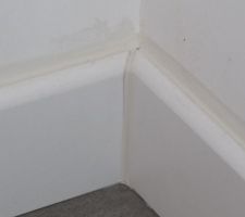 Plinthes en bois (ou presque :-) ): angle avec joint acrylique