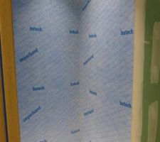 Imperm&eacute;abilisation des murs de la douche avec petit d&eacute;bord au niveau du receveur