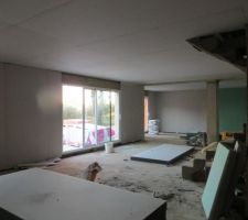 Faux plafond pos&eacute;, cloisons sur les briques pos&eacute;es