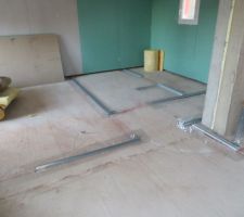 Rails au sol pour les cloisons