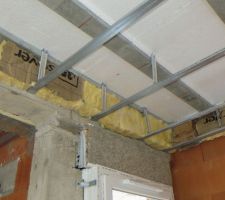 Pose des rails pour le faux plafond