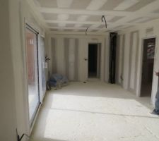 Pose de la mousse sur les c&acirc;bles et tuyaux &eacute;lectriques