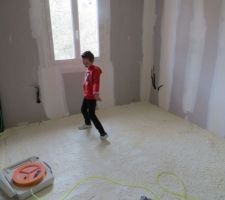 Pose de la mousse sur les c&acirc;bles et tuyaux &eacute;lectriques